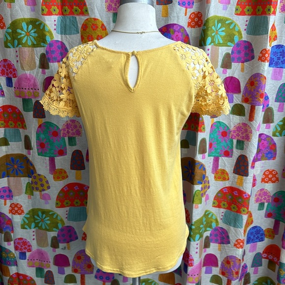 Flower & Feather Scoop Neck Top. Medium - Picture 5 of 11